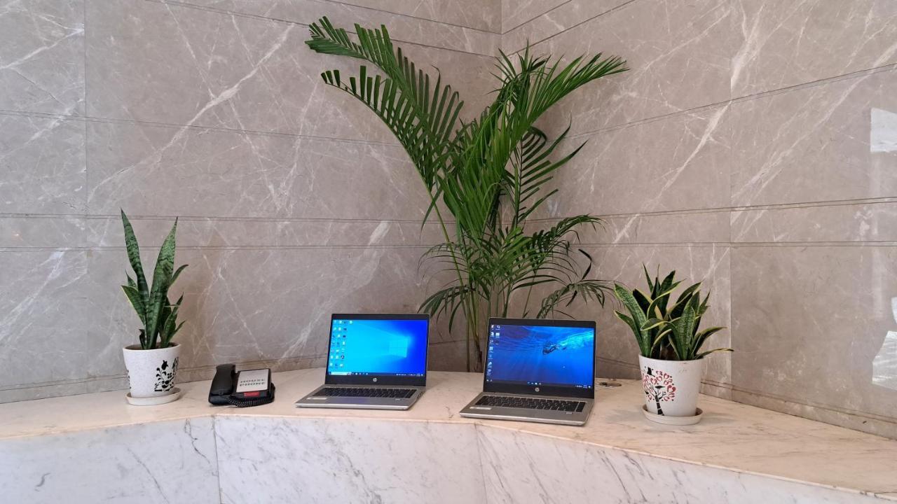 Holiday Inn Gurugram Sector 90 By Ihg Gurgaon Exterior photo A pair of laptops