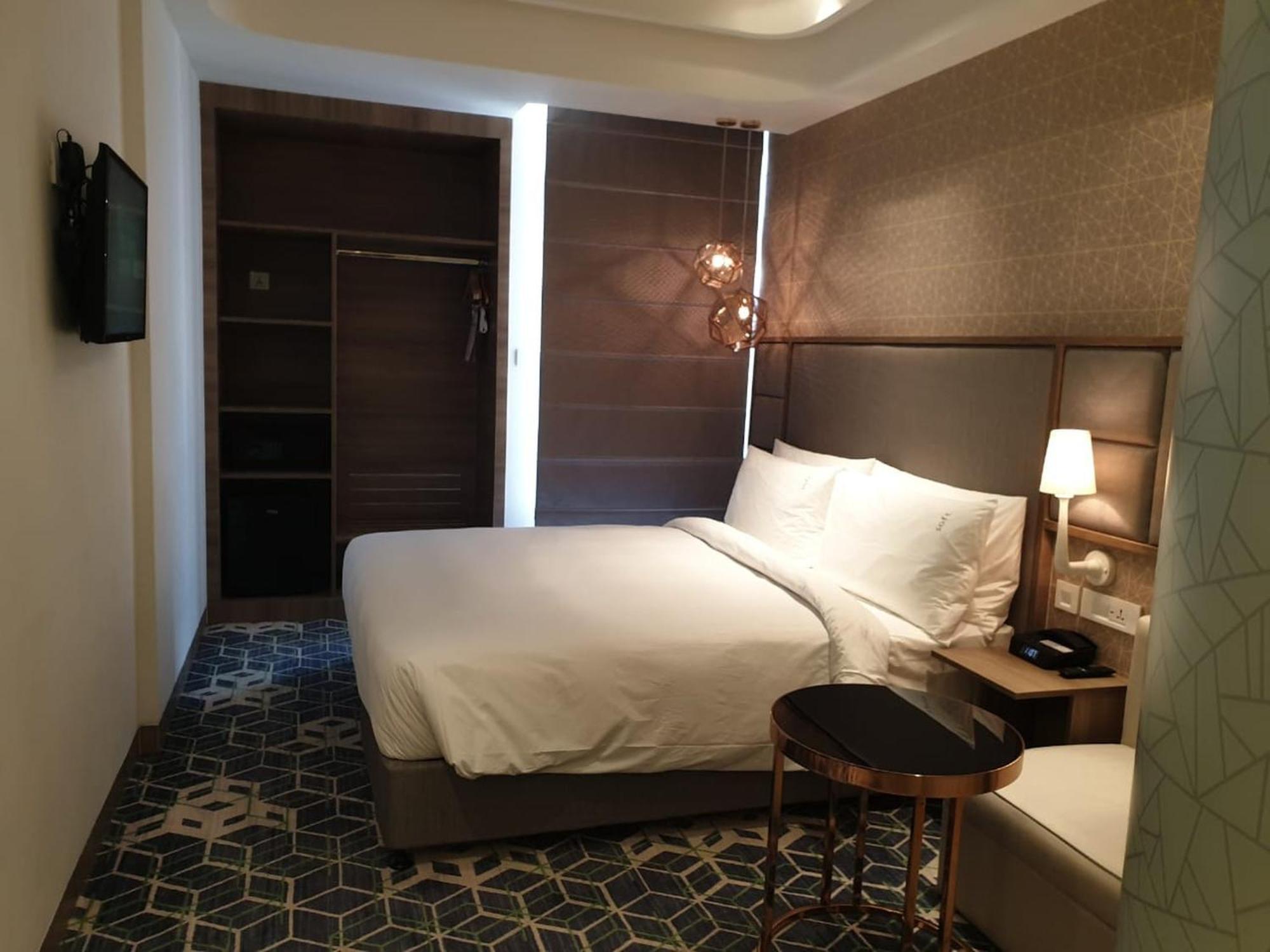 Holiday Inn Gurugram Sector 90 By Ihg Gurgaon Exterior photo A room at the hotel